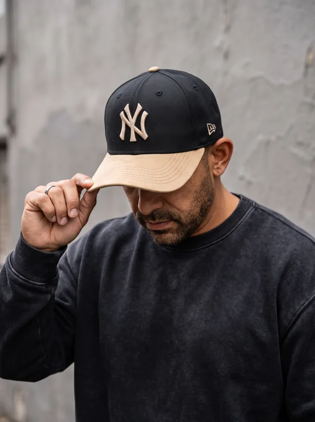 Gorra con monograma bicolor, mostrada en modelo. Fotografía ORX-002.