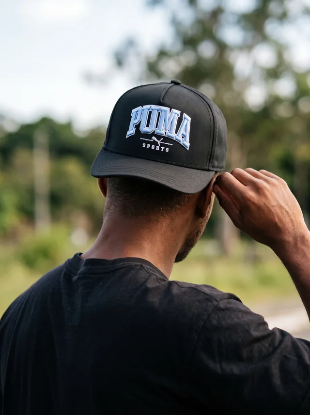 Gorra con detalle deportivo, mostrada en modelo. Fotografía ORX-014.
