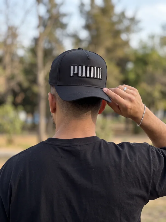 Gorra con bordado deportivo, mostrada en modelo. Fotografía ORX-023.