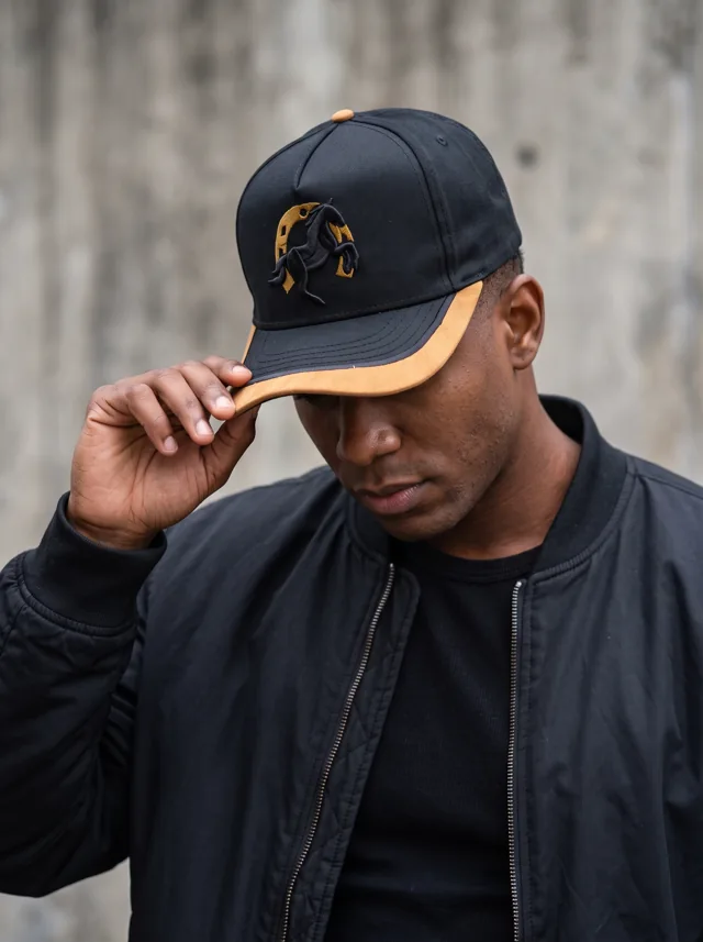 Gorra con detalles caramelo, mostrada en modelo. Fotografía ORX-025.
